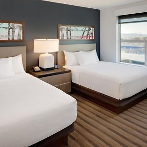 Den Guestroom Two Queen Beds Bath Tub Mobility Accessible